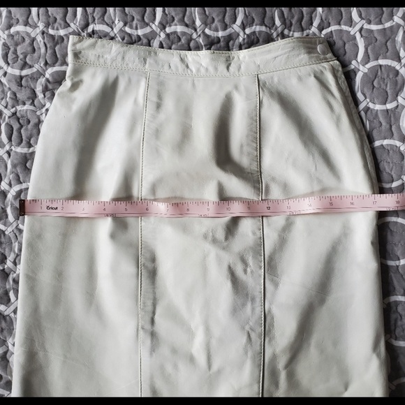 Gorgeous off white vintage Danier leather mini skirt. - Picture 8 of 9